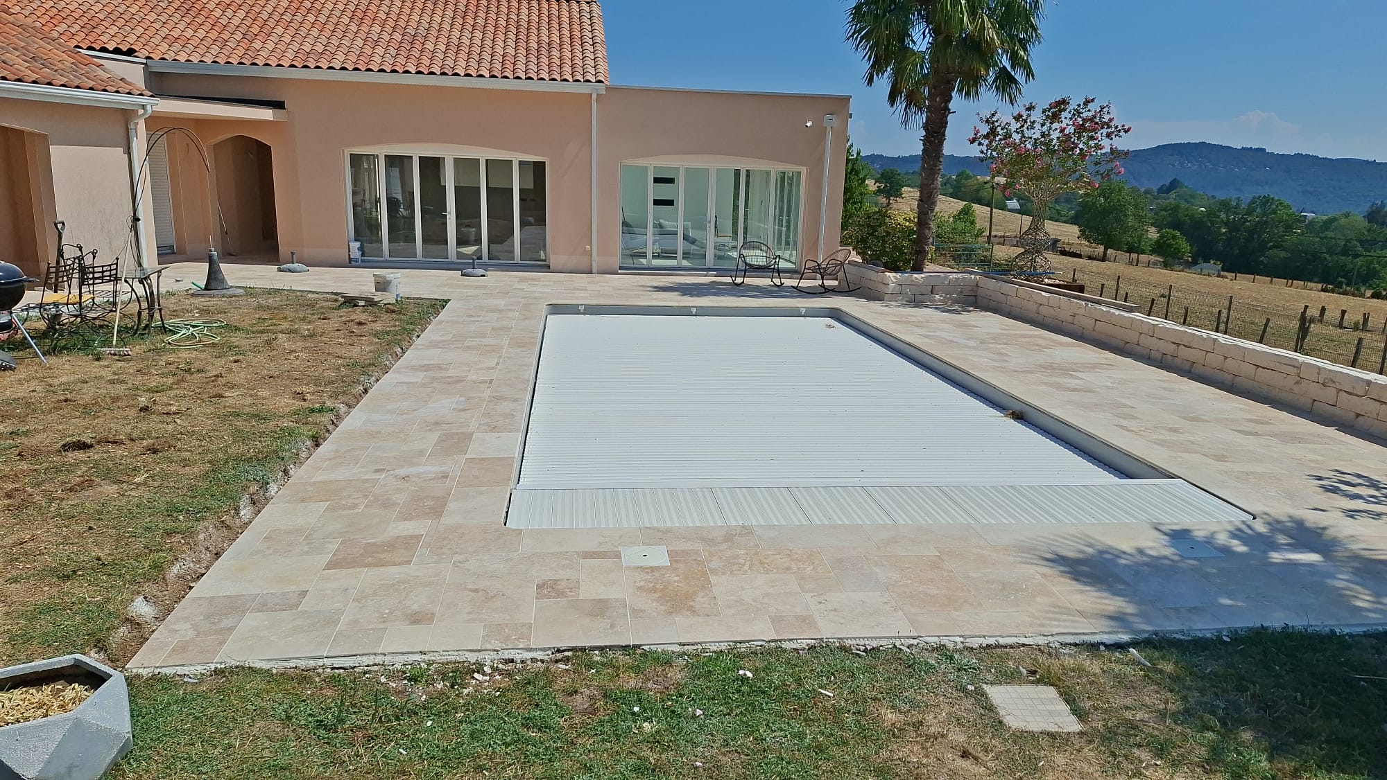 Pose de carrelage extérieur autour d’une piscine
