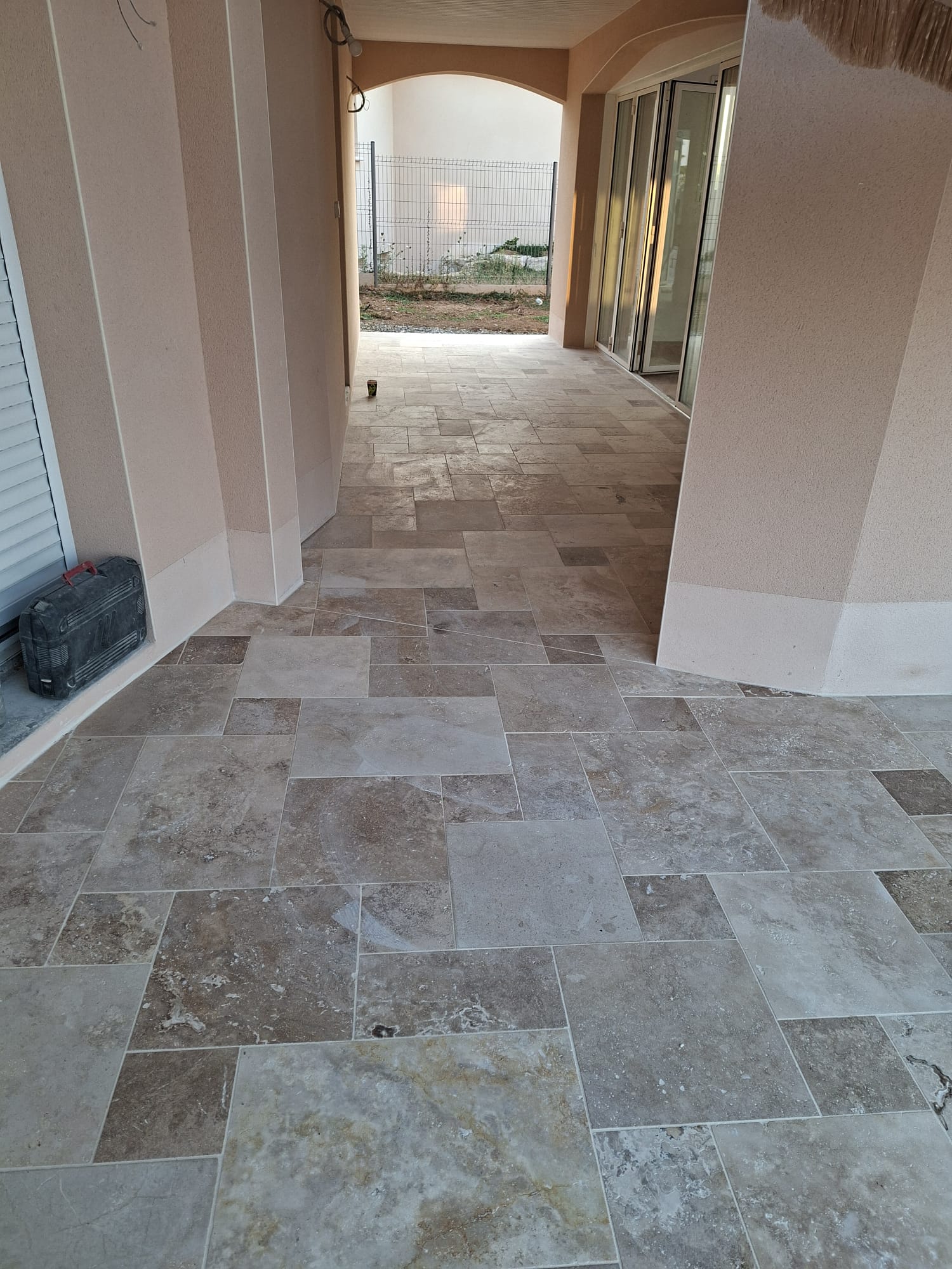 Pose de carrelage extérieur sur une terrasse couverte