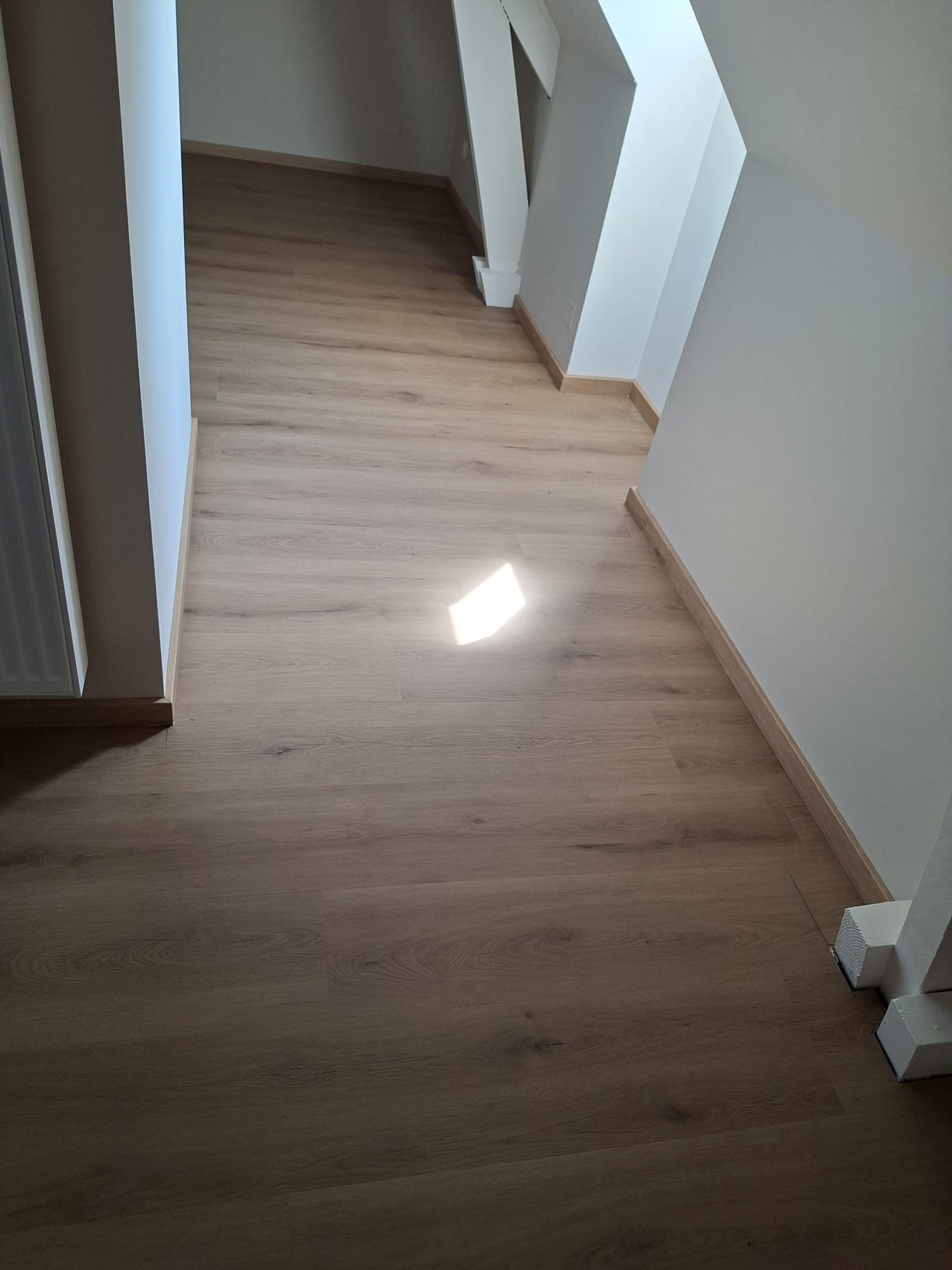 Pose de sol PVC imitation bois dans une pièce intérieure