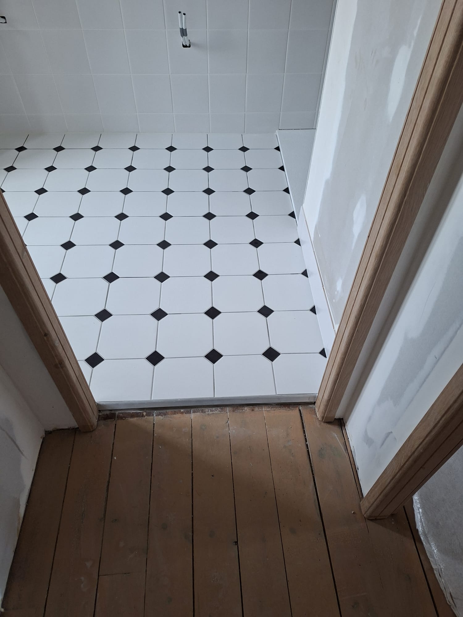 Pose de carrelage au sol dans une salle de bain